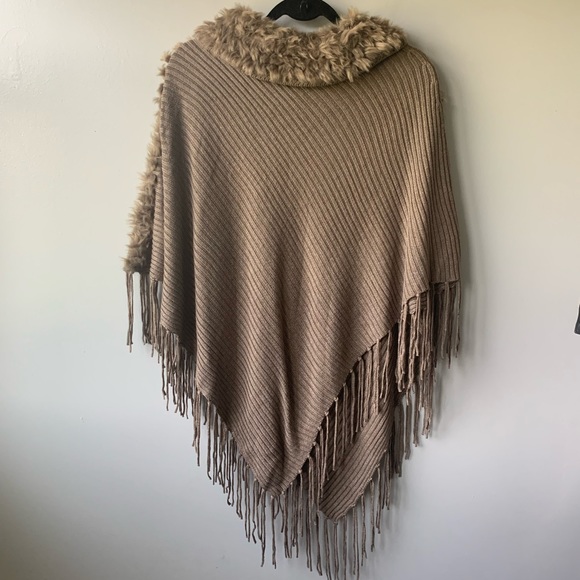 NWT Chico's Taupe Faux Fur Detachable Collar Frayed Poncho, Sz. O/S (One Size) - Picture 6 of 11